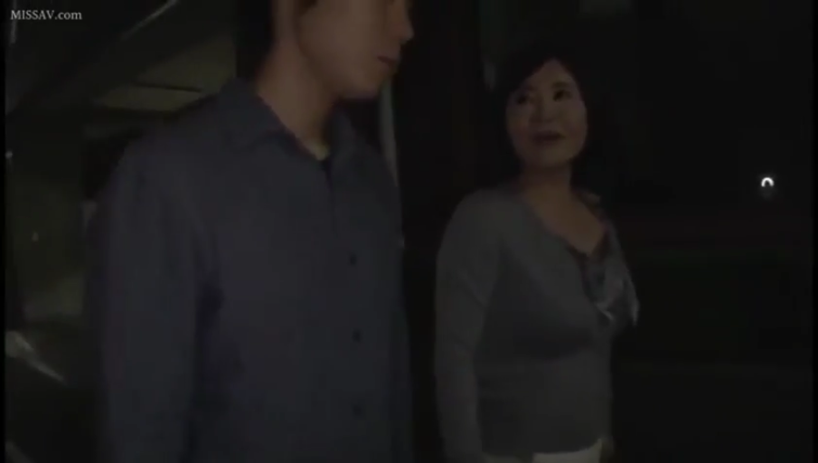 会話 · 站立 · 中景 · 自然 · 休闲服 · 熟女 · 户外夜晚