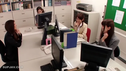 坐姿 · 办公室 · 职业装 · 远景 · 聊天 · 多人 · 笑容 · 办公用品