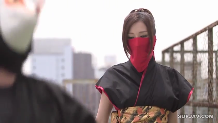 严肃 · 角色扮演 · 站立 · 对峙 · 半身像 · 红色面罩 · 屋顶 · 女忍者服装