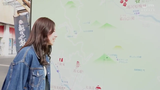 站立 · 微笑 · 户外 · 剧情内容 · 牛仔外套 · 侧脸特写 · 观看地图 · 地图标识牌