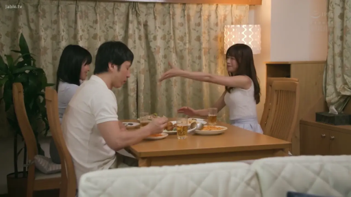 坐姿 · 自然 · 远景 · 多人 · 餐厅 · 休闲服 · 餐具 · 聚餐