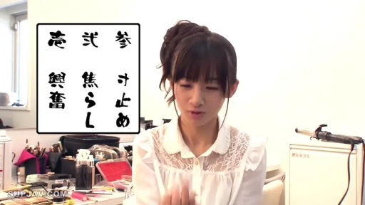 室内 · 坐姿 · 微笑 · 白色蕾丝上衣 · 中文字幕 · 上半身 · 卷发棒 · 讲解