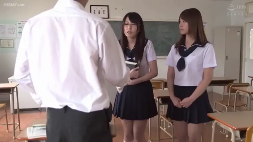 严肃 · 教室 · 站姿 · JK制服 · 黑板 · 交流 · 师生场景