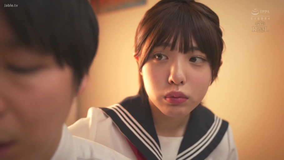 室内 · 坐姿 · 严肃 · 面部 · 注视 · 水手服 · 学生装