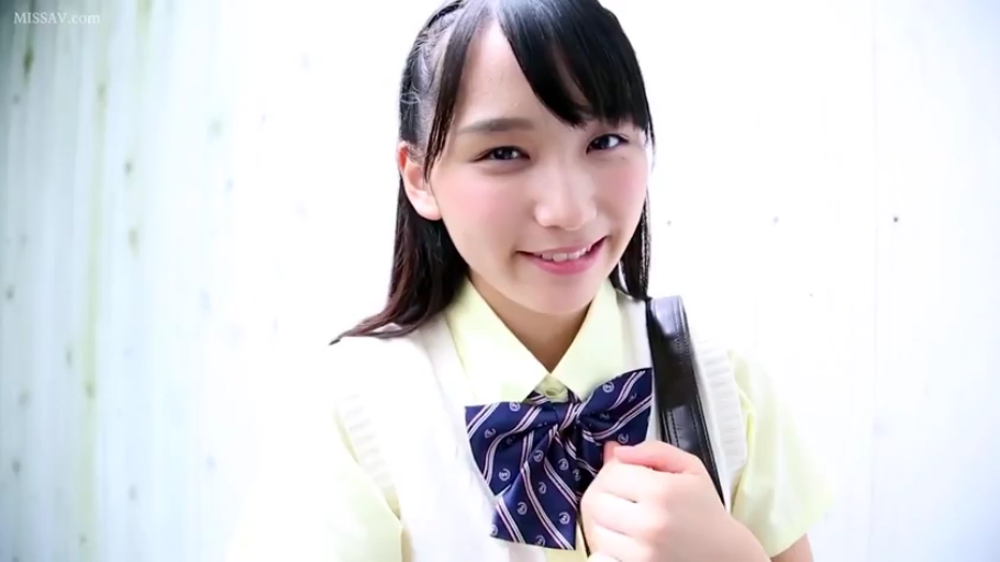 室内 · 校服 · 脸部特写 · 甜美 · 站立 · 微笑 · 书包带