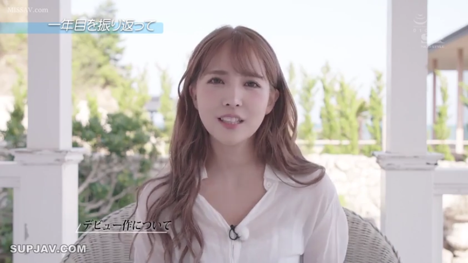 坐姿 · 中景 · 微笑 · 面对镜头 · 白色衬衫 · 户外 · 领夹麦