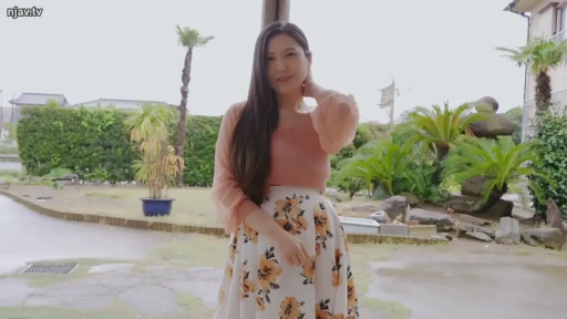 全身 · 站立 · 盆栽 · 摆拍 · 微笑 · 清纯风 · 户外庭院 · 粉色透视上衣