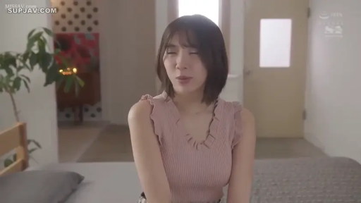 室内 · 座り姿勢 · 盆栽 · 上半身 · 粉色针织上衣 · 交流言谈 · 眯眼皱眉 · 常规视角