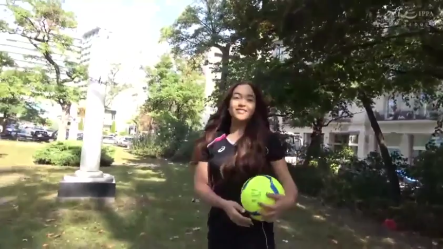 全身 · 站立 · 微笑 · 排球 · 運動服 · 陽光 · 户外公园 · 抱球