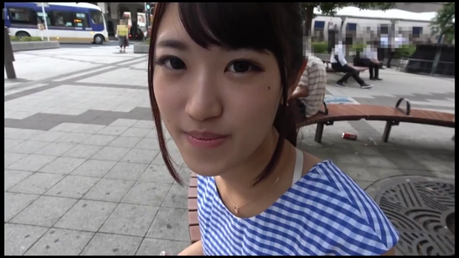 坐姿 · 脸部特写 · 微笑 · 户外 · 注视镜头 · 真人 · 蓝白格子衫