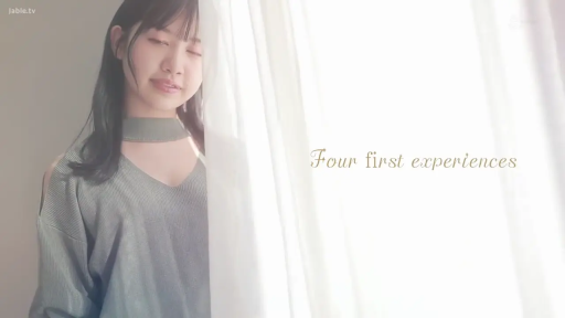 脸部特写 · 微笑 · 注视 · 正面 · 绿色挂脖上衣 · 户外阳光下 · 逆光柔焦