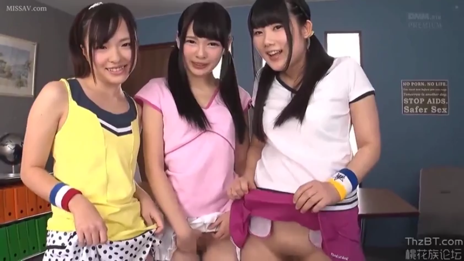 室内 · 站立 · 中景 · 微笑 · 三人 · 运动服 · 撩起裙子