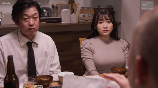 室内 · 座り姿勢 · 真剣 · 餐厅 · 正面 中景 · 食事 · 餐具 · 职场衬衫