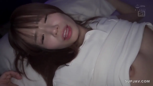 喘息 · 仰卧 · 面部特写 · 床上 · 柔光 · 迷离表情 · 掀起白衫