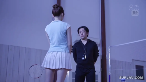 严肃 · 站立 · 制服 · 背影 · 对峙 · 运动服 · 羽毛球拍 · 羽毛球馆