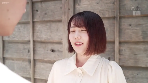 脸部 · 站立 · 微笑 · 白色衬衫 · 对话 · 户外 · 剧情片