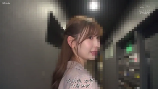 室內 · 面部特寫 · 浅色上衣