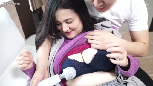 室内 · 胸部特写 · 愉悦 · 熟女 · 震动棒 · 蓝色蕾丝内衣 · 使用按摩器 · 背后环抱