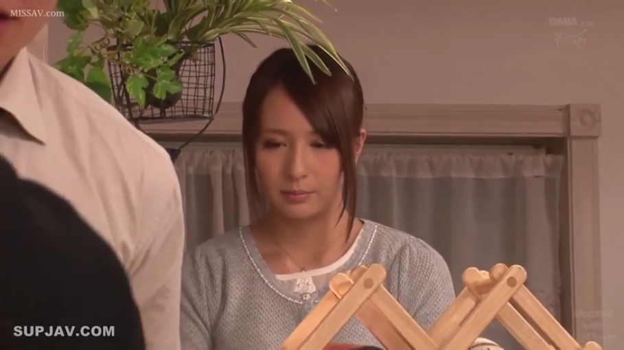 室内 · 面部 · 迷离 · 白色上衣 · 注视 · 凑近镜头 · 大眼睛