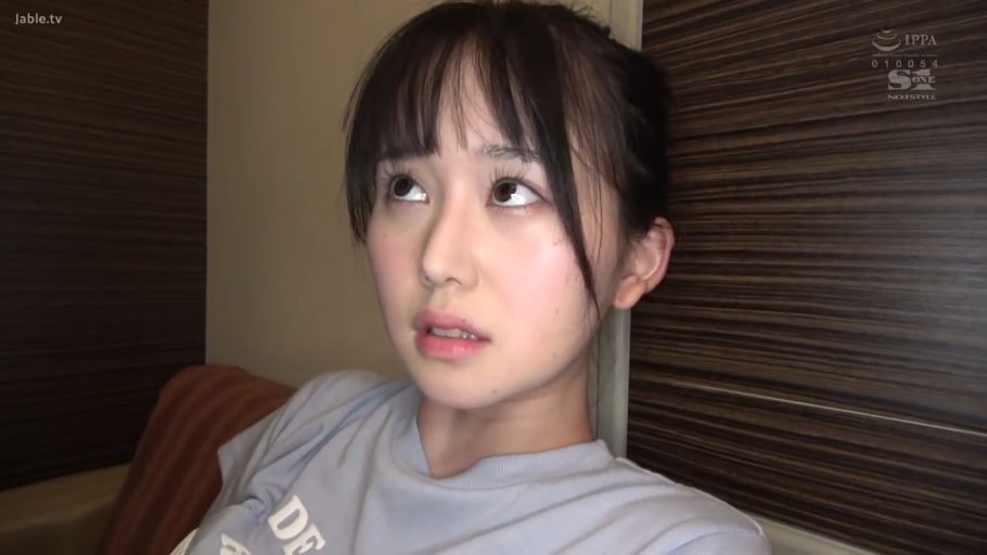 室内 · 面部特写 · 高潮余韵 · 浅蓝色T恤