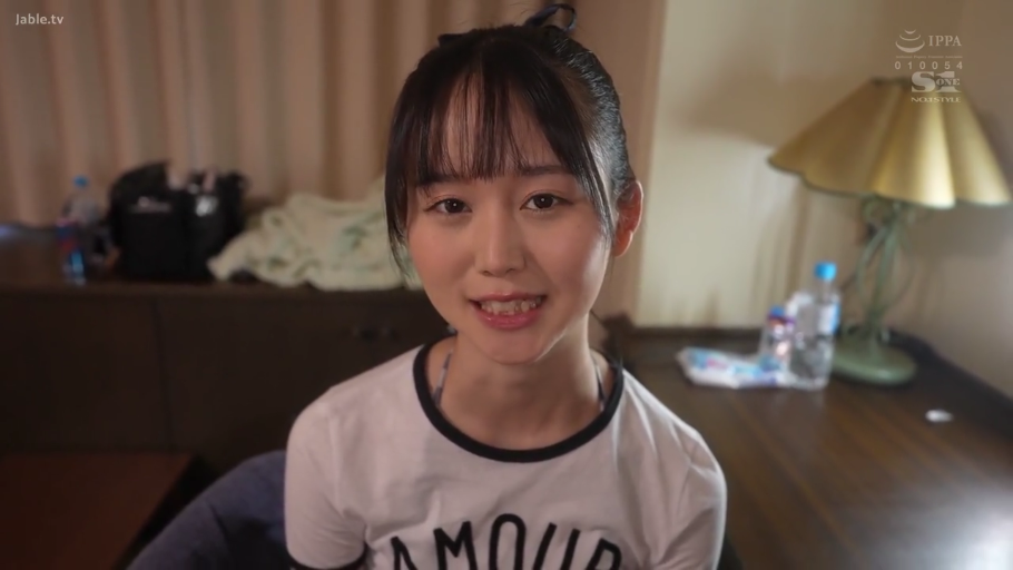 室内 · 面部 · 微笑 · 台灯 · 注视 · T恤 · 正对面 · 黑发