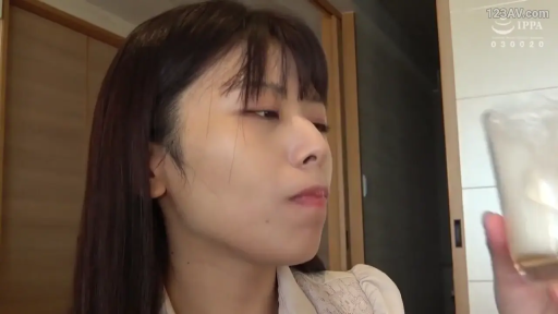 Indoor · Sitting Posture · 平静 · 居家 · shirt · Drinking alcohol · 侧脸特写 · 啤酒杯