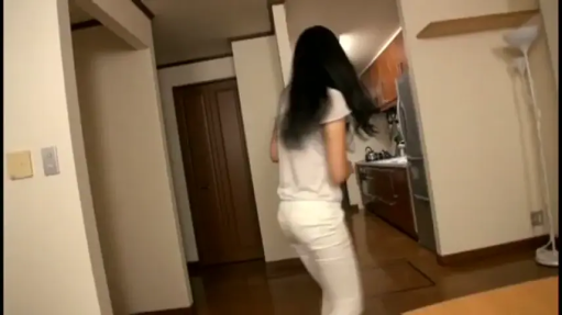 全身 · 走廊 · 白色T恤 · 模糊 · 柜子 · 走动 · 背身