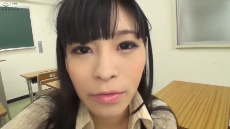 俯身 · 教室 · 脸部特写 · 自然 · POV视角 · 凝视 · 黑板 · 浅色衬衫