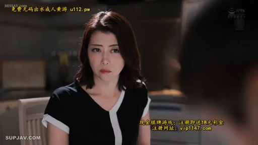 室內 · 坐姿 · 中景 · 凝视 · 水印 · 忧虑 · 黑白V领短袖