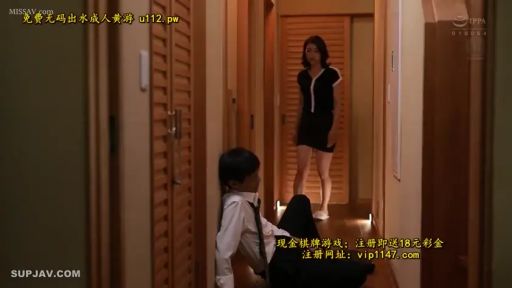 室内 · 蹲姿 · 中景 · 微笑 · 互动 · 休闲服 · 三人