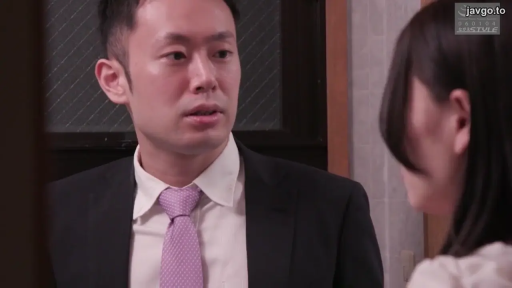 室内 · 交谈 · 严肃 · 站姿 · 面部特写 · 西装 · 男女