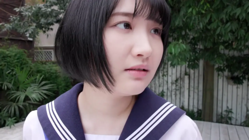 脸部特写 · 注视 · 户外 · 水手服 · 短发 · 侧头 · 迷茫