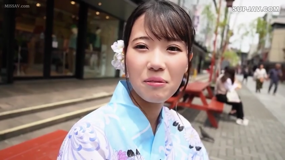 室内 · 脸部特写 · 微笑 · 凝视 · 昏暗 · 不详 · 正脸