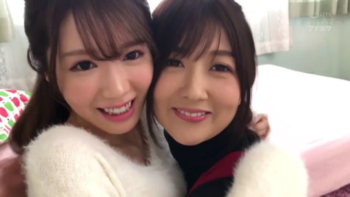 顔部のクローズアップ · 寝室 · ベッド · 微笑 · カメラに向かって · 二人 · 毛衣 · 依偎