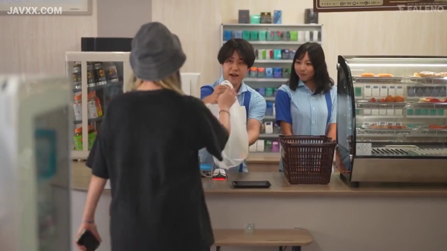坐姿 · 卧室 · 平静 · 白衬衫 · 床 · 观察 · 否