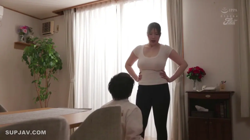 室内 · 严肃 · 白色短袖 · 全景 · 盆栽 · 客厅 · 对话 · 叉腰站立