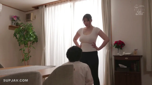 室内 · 严肃 · 白色短袖 · 全景 · 盆栽 · 客厅 · 对话 · 叉腰站立