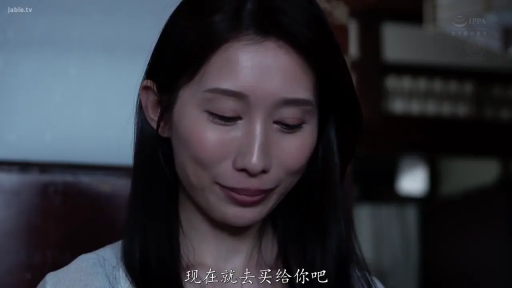 室内 · 顔のクローズアップ · 白い上着 · 中文字幕 · 端坐姿势 · 注视下方 · 温婉微笑