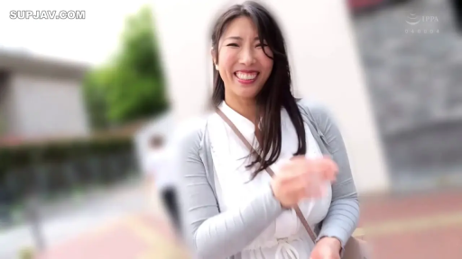 站立 · 中景 · 户外 · 笑容 · 揮手 · 灰色开衫