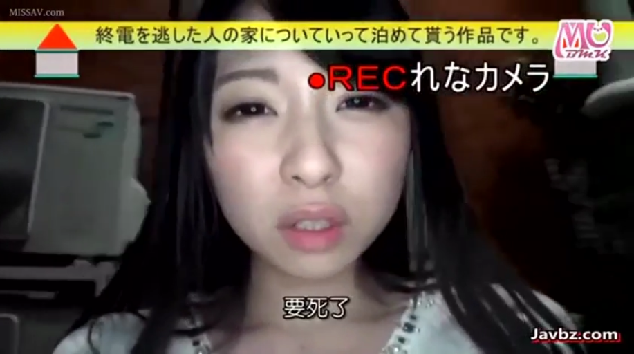 室内 · 脸部特写 · 浅色上衣