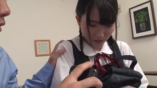 室内 · 坐姿 · 校服 · 师生 · 羞涩 · 中近景 · 相机 · 拍摄