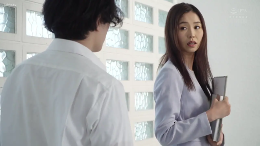 中景 · 走廊 · 文件夹 · 冷淡 · 职场角色 · 侧身站立 · 回头注视 · 浅蓝色套装