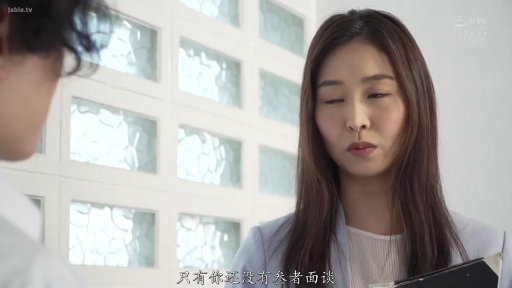 室內 · 交谈 · 嚴肅 · 站立 · 面部特寫 · 文件夹 · 職場風 · 灰色职业装