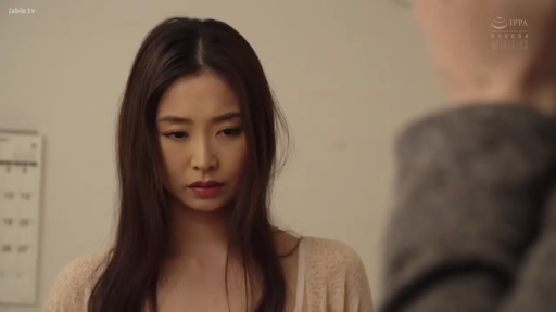 室內 · 站立 · 半身特寫 · 剧情叙事 · 哀伤 · 日历 · 忧郁凝视 · 米色针织开衫