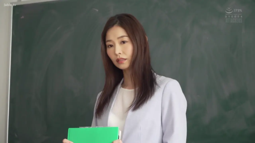 嚴肅 · 教室 · 站立 · 展示 · 半身特寫 · 文件夹 · 西裝 · 教師制服