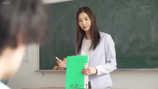 教室 · 站立 · 中景 · 職業裝 · 文件夹 · 授课 · 教师 · 端正