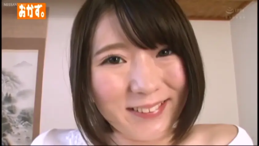 室内 · 脸部特写 · 自然 · 白色上衣 · POV视角 · 凝视 · Logo · 俯视镜头