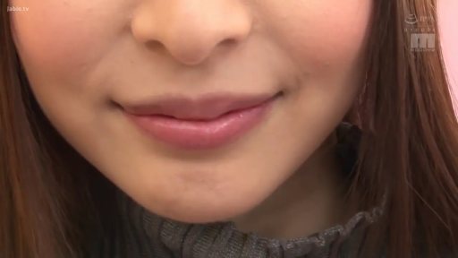 室内 · 嘴部特写 · 灰色高领毛衣 · 平淡 · 正面 · 无行为