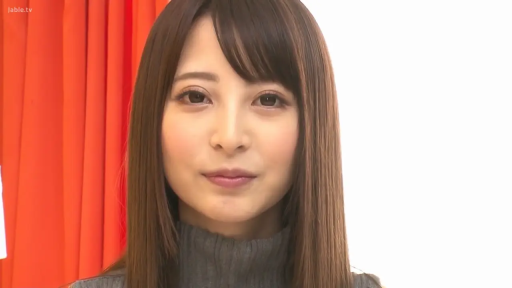 室内 · 站立 · 微笑 · 面部特写 · 灰色高领毛衣 · 注视镜头