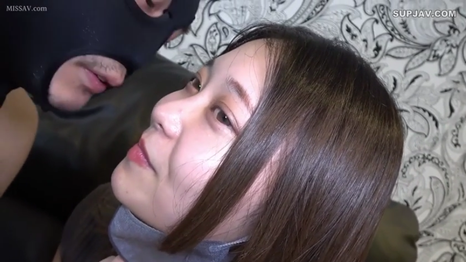 室内 · 俯身 · 脸部 · 第一视角 · 微笑 · 格子围裙 · 遮罩 · 准备吹入